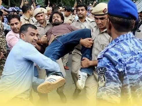 दिल्ली में प्रदर्शन : विपक्षी सांसदों ,सीजेपी के नेता सहित चार पूर्व मुख्यमंत्रियों के साथ, बीस से भी ज्यादा बड़े चेहरों को पुलिस ने लिया हिरासत में !
