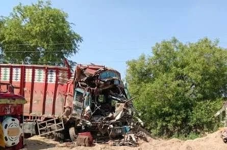 चार घंटे रेस्क्यू के बाद निकला,पेड़ से टकराकर पलटा ट्रक