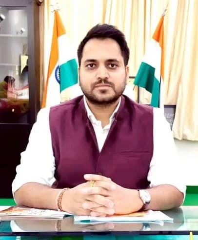 निर्वाचन कार्य में लापरवाही किसी भी कीमत में बर्दाश्त नहीं : जिलाधिकारी