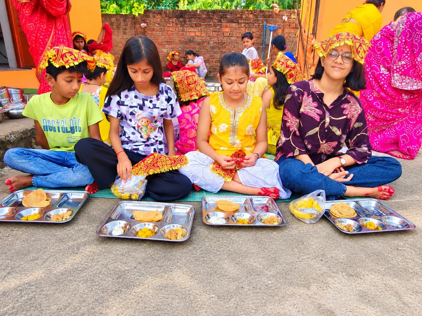 सदाशिव मंदिर में साक्षात देवी स्वरूप कन्याओं का पूजन